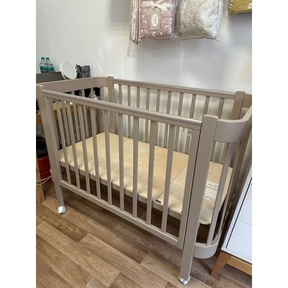 Детская кроватка Liel Cosmos с маятником, колесами, наклоном ложе