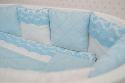 Дизайнерский комплект в кроватку Голубое кружево